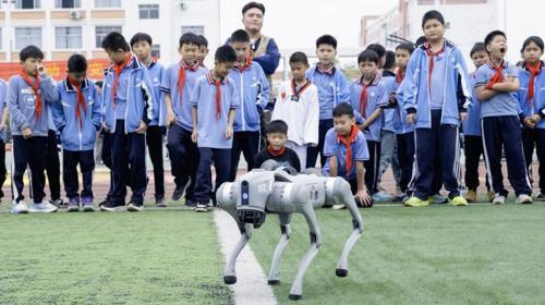 点燃青少年科技梦想|广西城市职业大学科技研学活动进小学