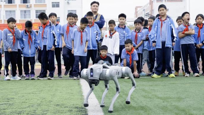 点燃青少年科技梦想|广西城市职业大学科技研学活动进小学