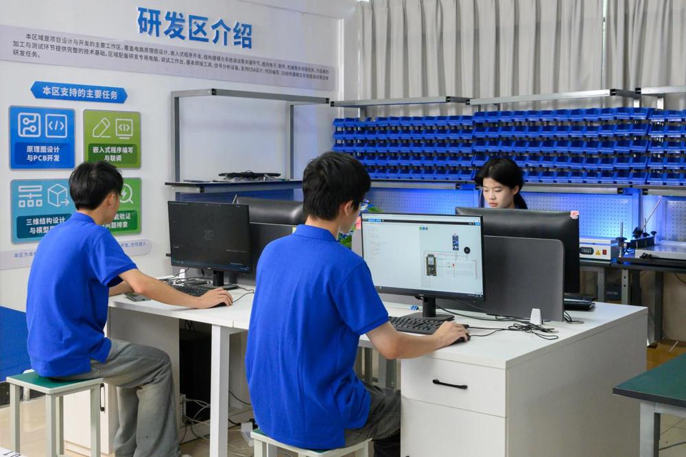 学生在研发区烧录代码