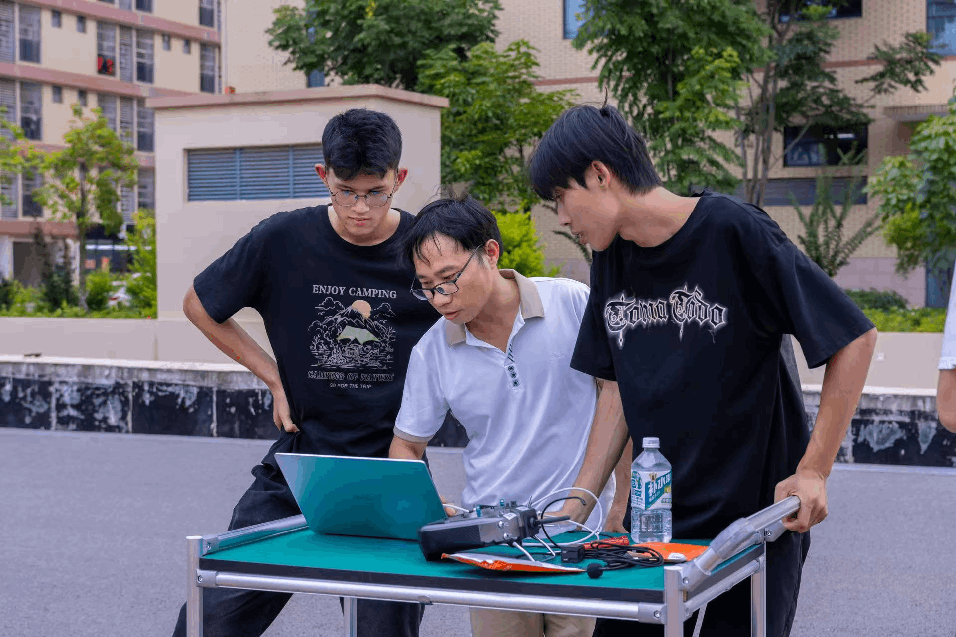 图 | 试飞检验，此区域是对无人机整体的“毕业考试”，实现从无人机的全方面的测试从机身校准到传感器调试，悬停、侧飞、急转、俯冲…… 每一个动作都经过百次模拟演算，实时回传的数据在屏幕上跳动天空广阔，我们用严谨守护每一次出发。