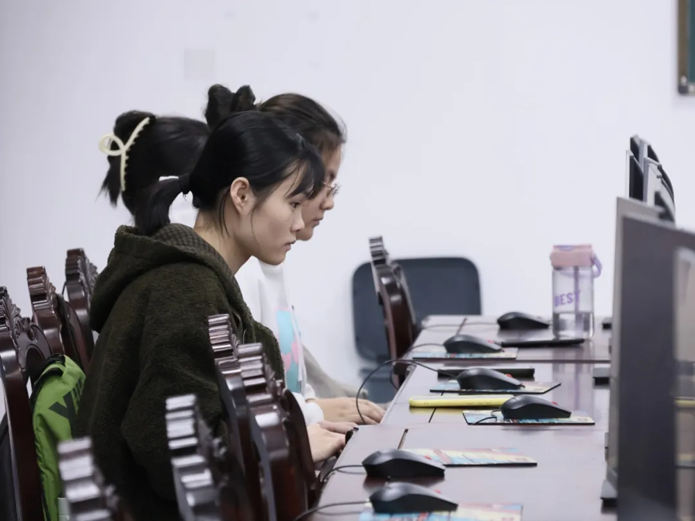 学生正在进行短视频脚本设计