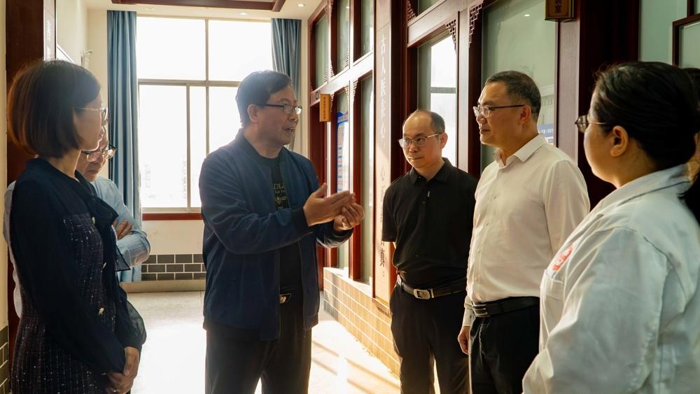 李中华校长汇报学校相关情况