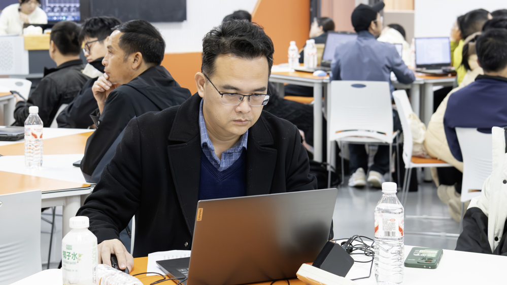 培训教师特写（吕诗琴摄） (2)