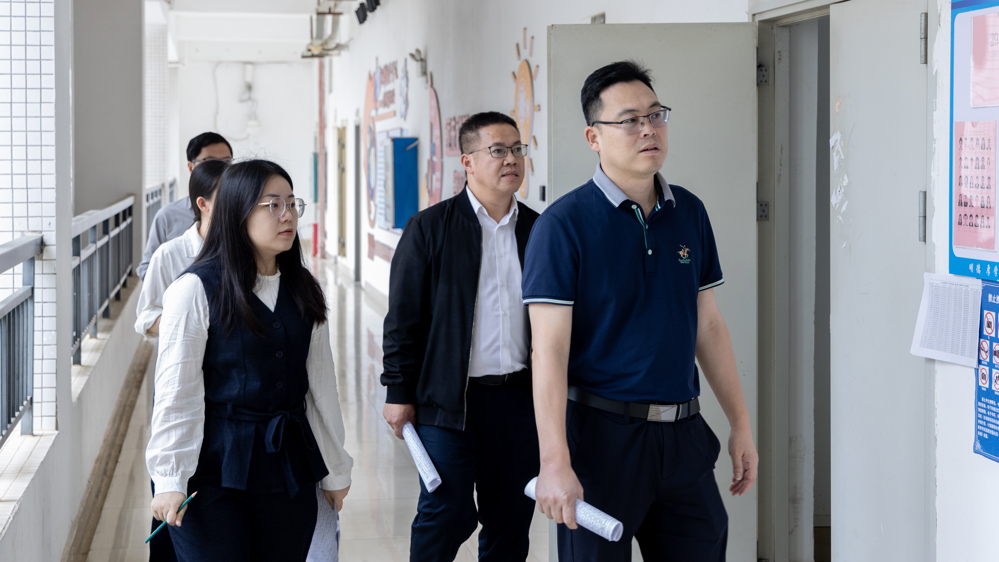 孙振保院长和蒙振海院长正在进行教学检查工作 (2)