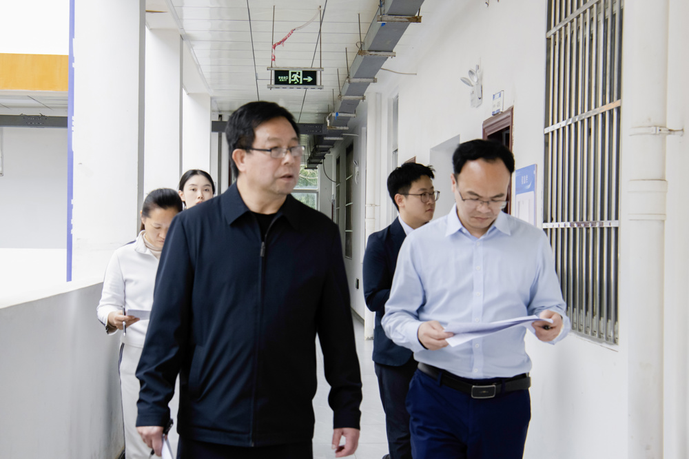 领导在听课（陆嘉蕾） (2)