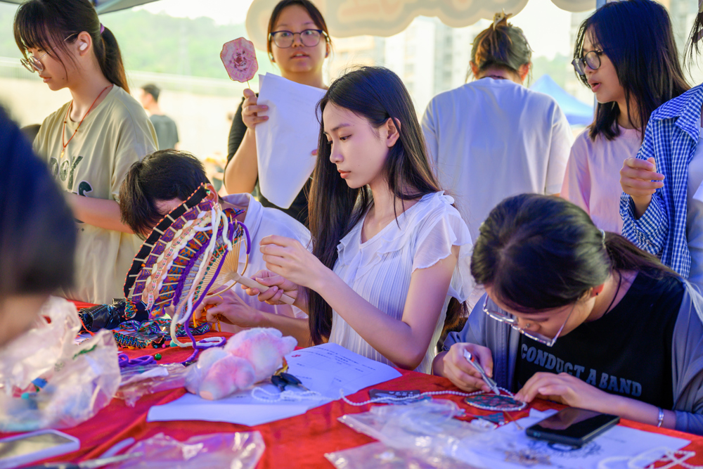 同学们在制作织锦团扇手工作品&nbsp;