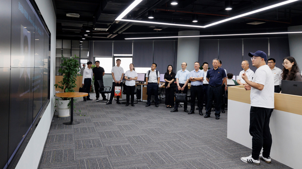 我校领导参观AIGC产能矩阵示范基地 (1)(1)