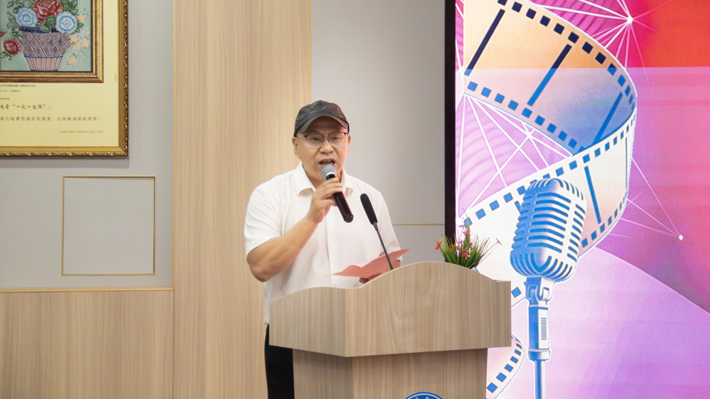 “声”临其境·“语”通世界主题外语配音大赛国际学院副院长杜静波教授发言（吕诗琴摄）
