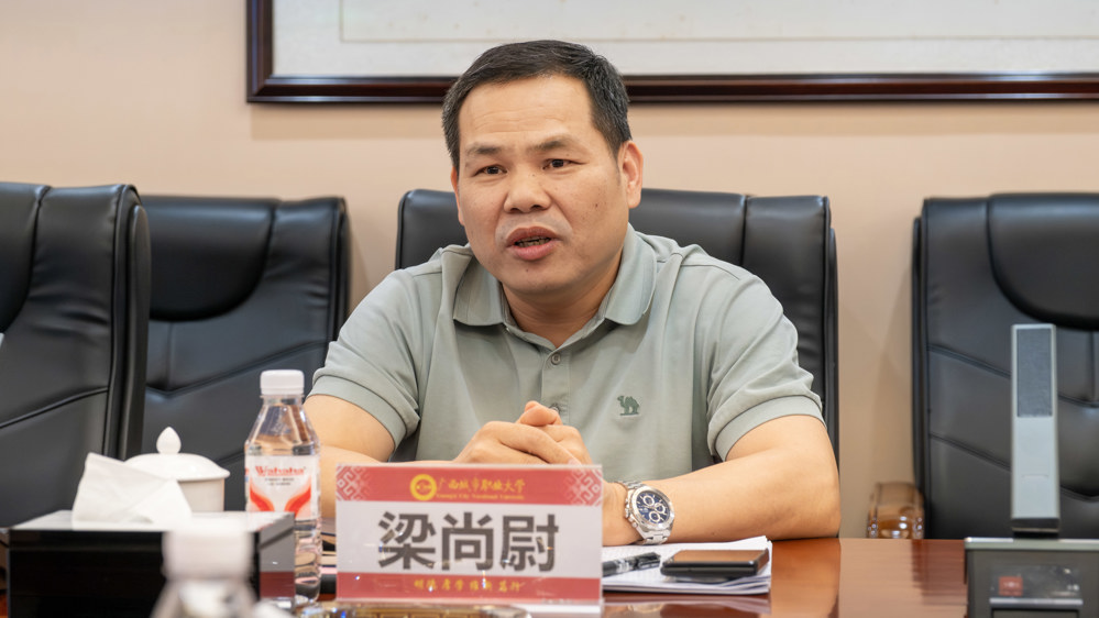 桂理南宁分校赴城职大交流学习议程梁尚尉领导发言（卢思妙摄) (3)