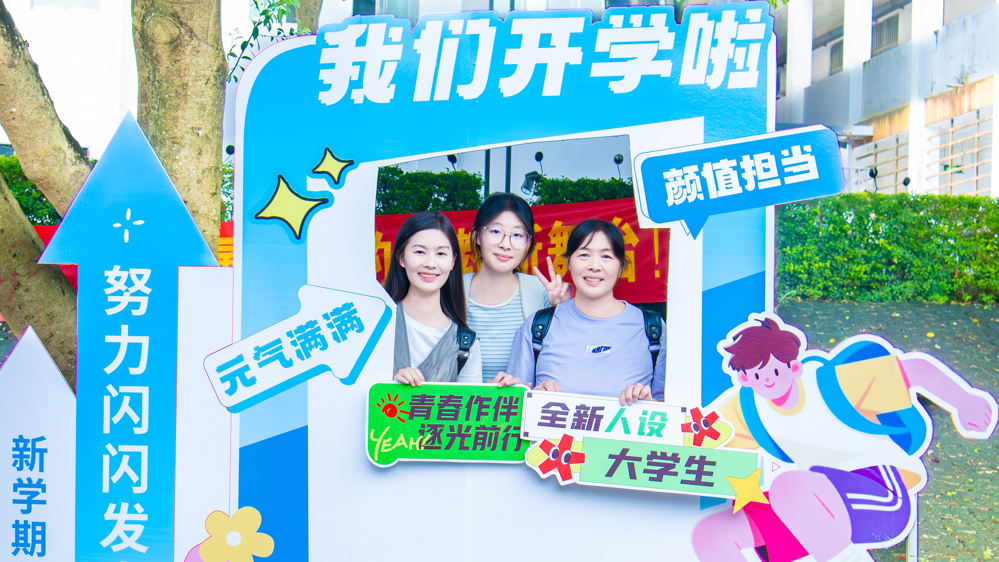 学生与家长合照