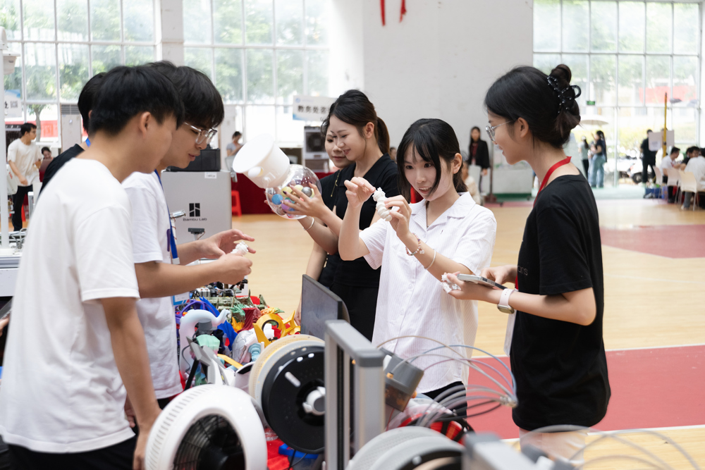 学生体验3D打印产品&nbsp;