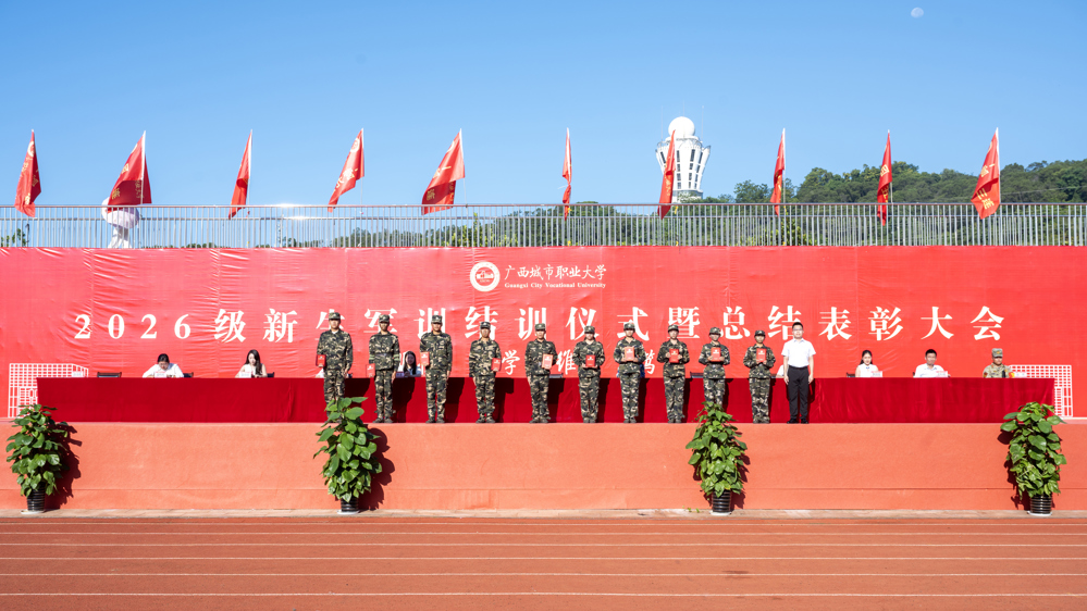 副校长邓明杨为优秀标兵颁发证书