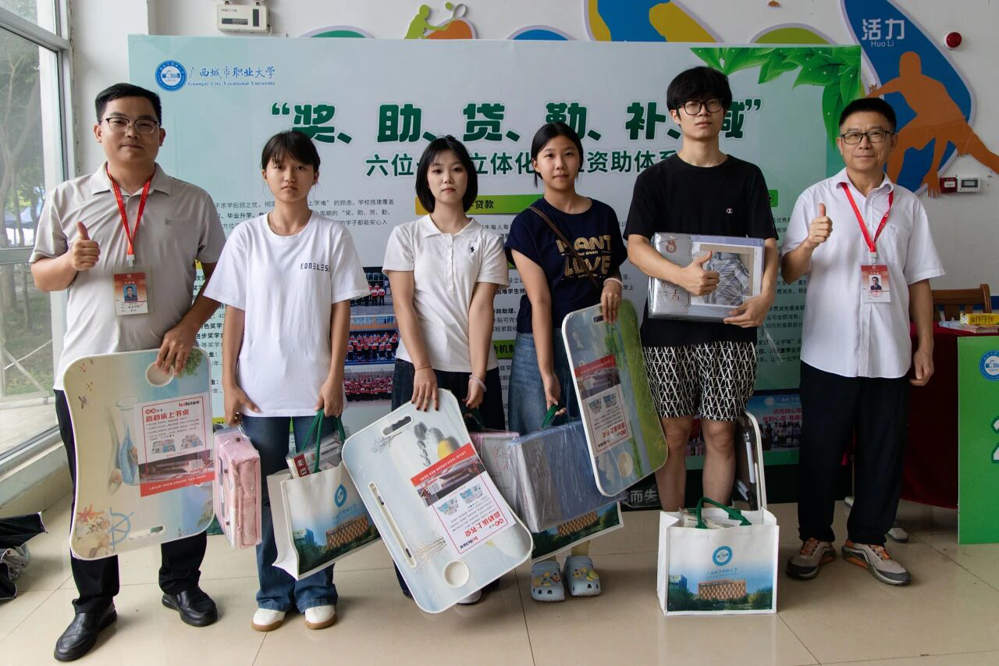 校团委给贫困新生发放生活用品