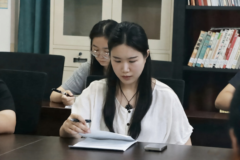 教务办主任欧畅主持座谈会