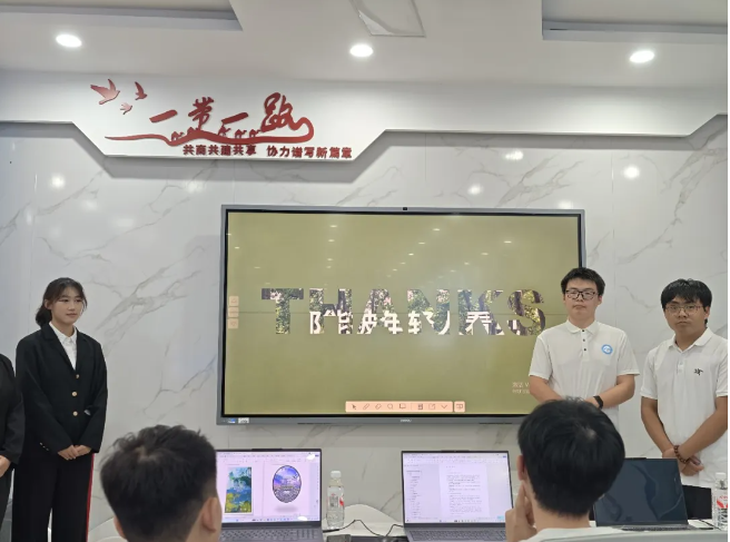 路演环节中，选手们通过PPT展示、实物演示、互动问答等形式，全方位呈现项目亮点。“银龄‘智’融”关注老年群体数字融入，温情与科技并重；“匠心粥道”深挖扶绥非遗酸粥，探索传统美食的现代振兴；“织梦边疆”用壮锦讲述民族故事，让非遗活起来；“新文旅·新动能”则大胆尝试二次元IP与景区数字化结合，令人耳目一新。每一个项目都折射出同学们对现实问题的深刻洞察和对解决方案的务实思考，评委们频频点头，现场掌声不断